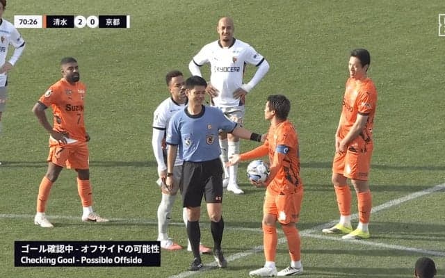 Jリーグで“10分間超え”のVAR確認「線を引けば一発では？」「興行としてダメ」前代未聞のオフサイド判定にネット騒然