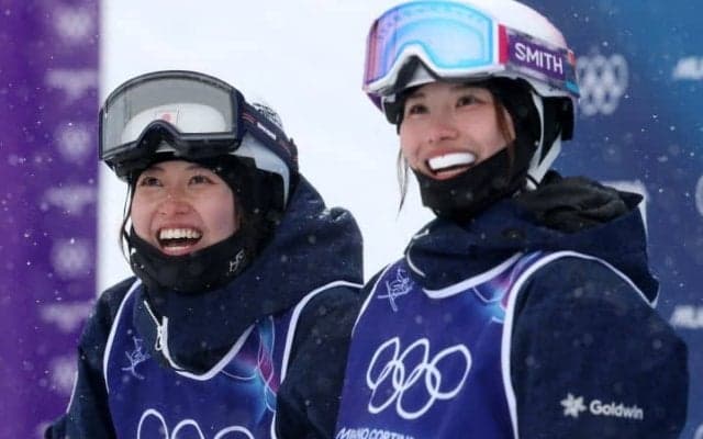 「可愛すぎる…これは泣く」モーグル日本女子24歳、同級生対決後のハグに反響　勝敗を超えた一瞬が「尊すぎる」【冬季五輪】