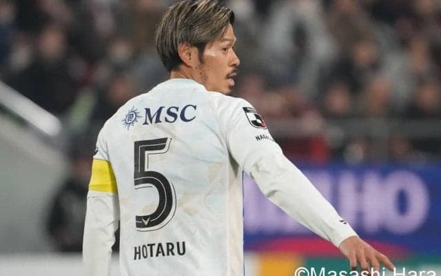 ｢我らが皇帝！｣｢似合いすぎじゃない？｣元日本代表のJ1長崎MFが試合翌日に大変身！ オーラ抜群の姿に｢もうこれから蛍は皇帝と呼ばれますね」