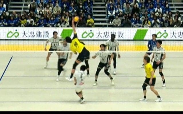 男子バレー、味方まで飛び越えた…衝撃バックアタック 驚きの光景に「跳びすぎだろ笑」「人越えのアタック」ネット震撼