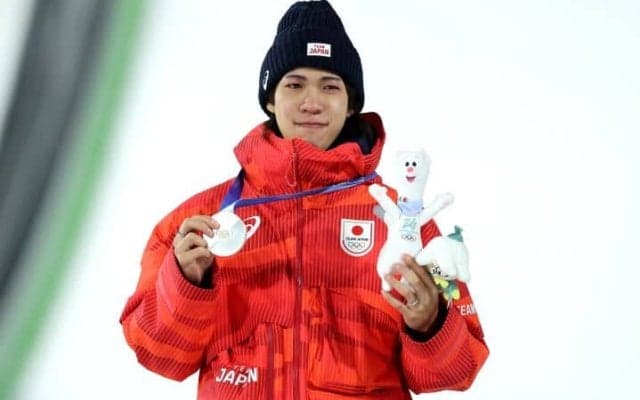 「お父さんとの悔し涙にもらい泣き」逆転許し涙の銀メダル…SNSに反響続々「父親と抱き合うシーンは泣けた」【冬季五輪】