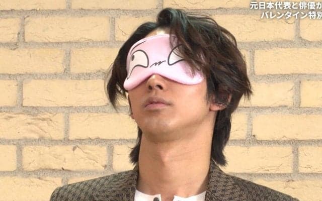 目隠し外したら“あら、イケメン”  人気俳優が“変顔”アイマスクで面白チャレンジ 珍光景に「目隠しの柄w」「面白いこれww」ファンもドキドキ
