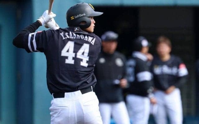 グラブ吹き飛ばし…異次元打球に騒然「1人だけピンポン球」　193cm逸材が「えっっっぐ」