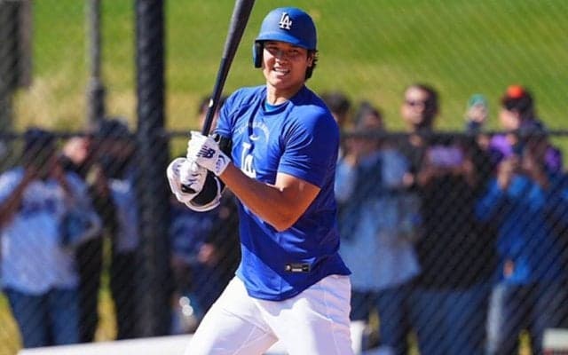 大谷翔平に少女が急接近…見つめられ照れ笑い？　思わず緩めた頬、癒される瞬間を発見