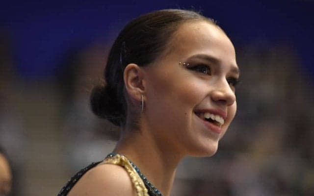 23歳“へそ出しルック”のザギトワに熱い視線…「なんて素敵なんだ！」　白い翼の天使に変身「神のごとく完璧だ」