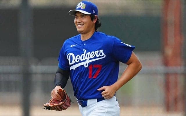 大谷翔平から帽子強奪…同僚が“謎すぎる行動”　思わずニヤリ、捉えられた珍光景