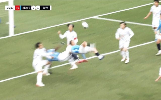まさかの衝撃！Jリーグで“オーバーヘッド・ツインシュート”発生「リアル・キャプ翼だ」プレーもボールも“漫画”の奇跡的瞬間に「平成男児歓喜」