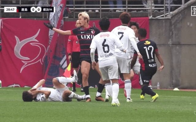 「レッドカードでは？」鈴木優磨が激昂！顔面直撃の“肘ブロック”が物議「どこがファウル？」判定めぐりファン真っ二つ