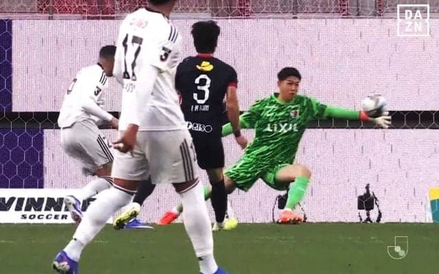 「気持ち悪い（褒め言葉）」鹿島GKの“神業セーブ”にファンどん引き！「人間辞めてる…」早川友基が昨季MVPの実力を証明「もう笑うしかないぜ」