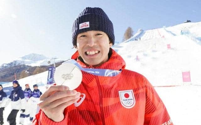 堀島選手、銀メダルおめでとう！岐阜県庁に県勢の活躍祝う懸垂幕3本