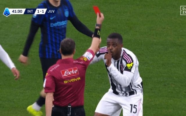 「明らかな誤審だ」ユヴェントスDFの“不可解退場”→審判委員長が異例謝罪！「レフェリーを騙そうとした」インテルDFに苦言も