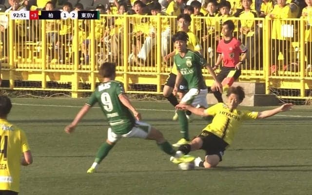 「イエローが妥当」「この基準で行くんか」柏DFの“一発レッド・タックル”に意見様々「ボールに行った後の足ですからね」プロも困惑