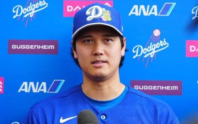 全身黒コーデ…ド軍キャンプに戻ってきた“お馴染み美女”　ネット歓喜「いつ見ても綺麗」