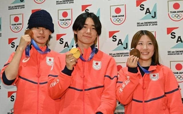 ハーフパイプ金メダルの戸塚優斗らが帰国　苦労、努力「報われた」