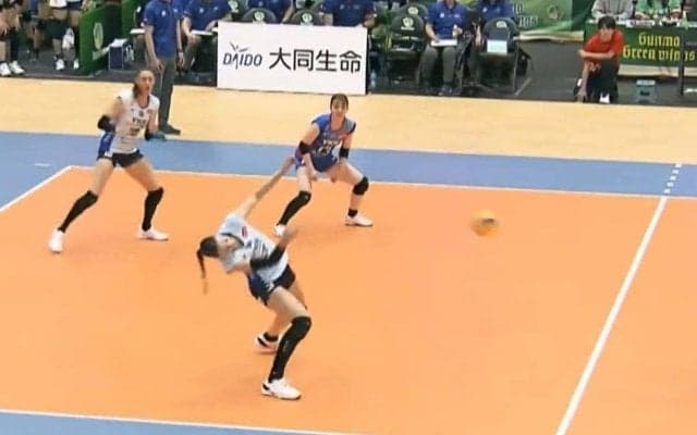 女子バレー、強烈スパイクが顔面直撃の衝撃光景 直後の神対応に安堵とほっこり