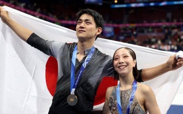 金メダル表彰式で飛び出した安定の“木原運送”にネット注目…「表彰台の真ん中で見られるとはね」「愛情にあふれている」【冬季五輪】