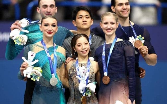 「なんて美しすぎる光景」りくりゅうを包んだ“リスペクトの輪”に世界が感動　海外SNSが伝えたキス＆クライの舞台裏【冬季五輪】