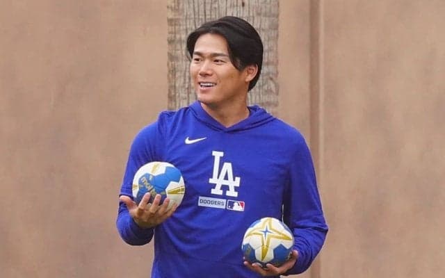 山本由伸が見せた“素の笑顔”「会えて嬉しそう」　ド軍キャンプに現れた日本人HR王