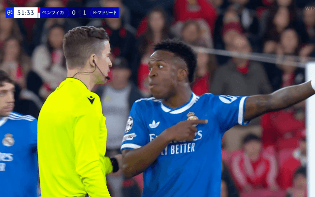 一体なにが…ヴィニシウスが激昂！スーパーゴール＆腰振りダンスに大ブーイング→人種差別騒動で“9分間中断”の異例事態