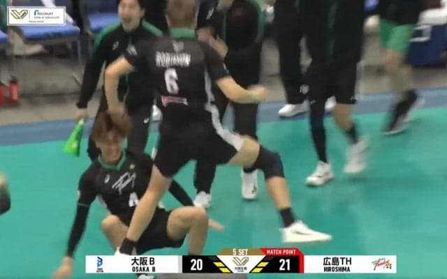 あわや惨事…男子バレー、歓喜の瞬間で珍光景 勝利直後、突如現れたスタッフが発端で