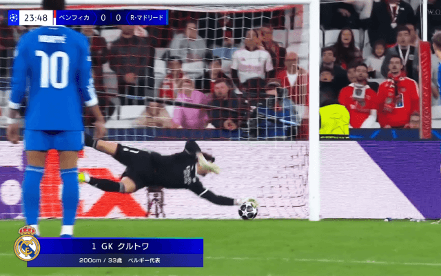 「意味わからん！」世界最強GKの“片手マグネットキャッチ”に衝撃「クルトワは人間じゃない説」「凄すぎて笑った」逆重心からの神セーブ