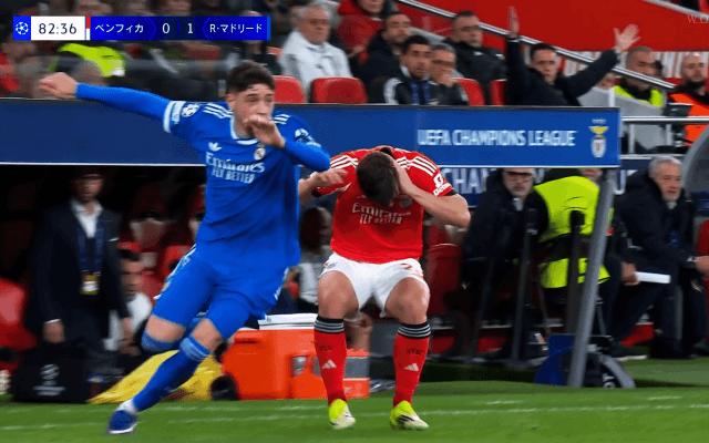 「退場だろ！」レアルMFの“右フック”に批判殺到「躊躇なくぶん殴った…」「VARの意味がない」相手DFの頭を強打→まさかのお咎めなし