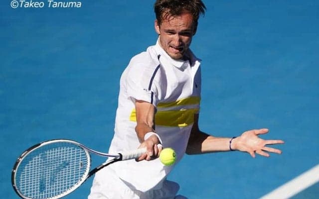 メドベージェフ強し! チチパスの追い上げを振り切り、グランドスラム2度目の決勝進出