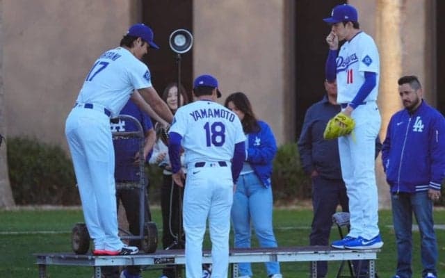 大谷翔平が”どうぞどうぞ”　由伸＆朗希との撮影で見せた「らしさ」…フォトデーに参加