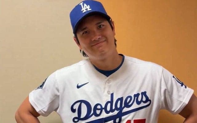 大谷翔平がまさかのポーズ？　由伸は“直立”、人柄溢れる一幕…公開された貴重な光景