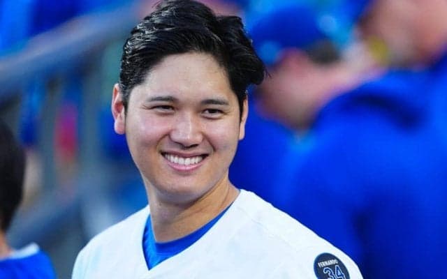大谷翔平が突如公開したお揃いポーズ　由伸＆朗希とニッコリ…お馴染みの“立ち位置”の1枚