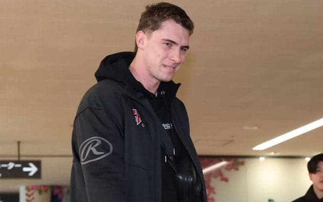 戦力外になっても…元助っ人に“巨人愛”　バックにまさかの6文字…再来日でにじませた人柄