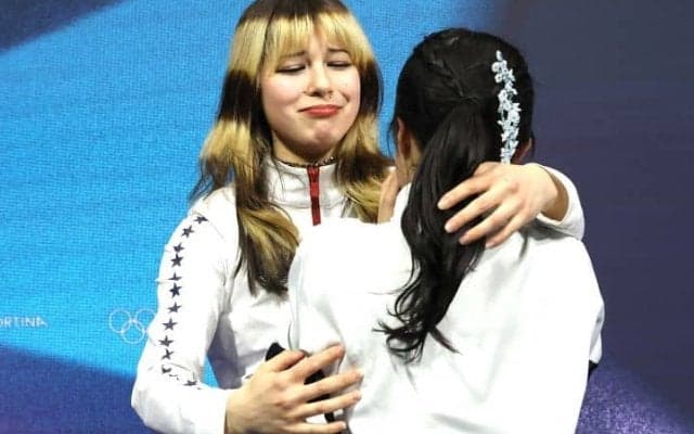 メダル決定直後の「心が温まる瞬間」中井亜美を祝福したアリサ・リウに五輪公式も注目「なんていい子たちなんだろ」【冬季五輪】