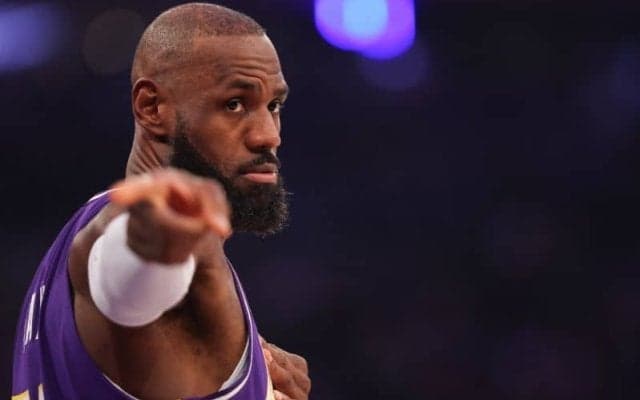 キャリア23年目を過ごすレブロン、開幕欠場を受けて犠牲にした2つの“大好物”とは