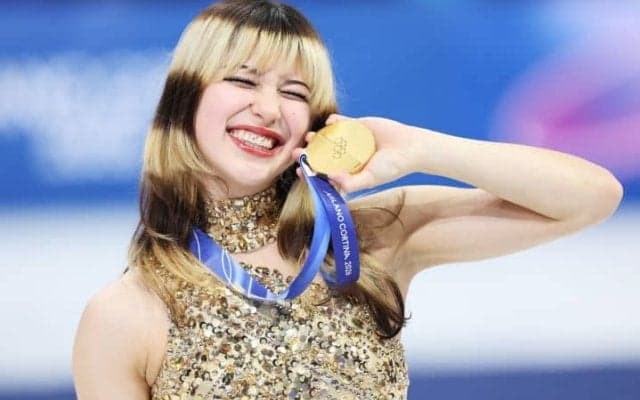 「メイクも完璧に決めなきゃ」表彰台で魅せたアリサ・リウの変化に“熱視線”…「息をのむほど綺麗」【冬季五輪】