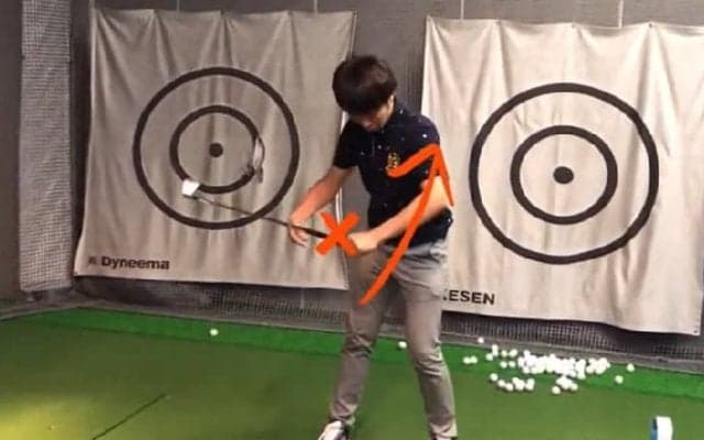 【ゴルフ】前傾キープができない人はこれが原因！「起き上がり」