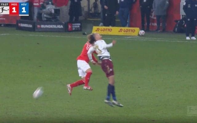 場内騒然！佐野海舟、まさかのアクシデント「エグいな」強烈“肘打ち”が顔面直撃！→相手DFをノックアウト… 空中戦のデュエルで激しく接触