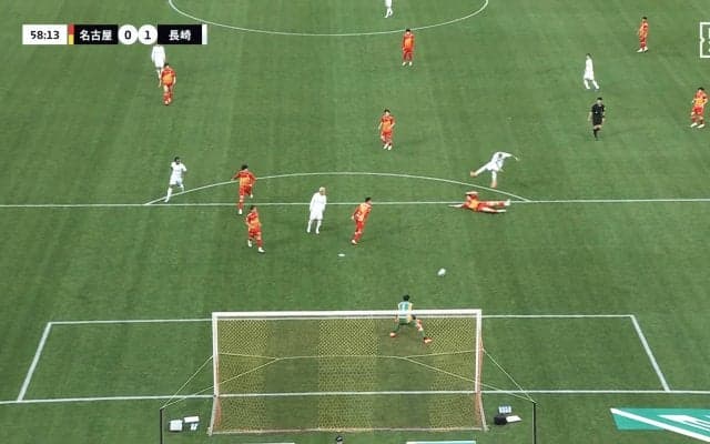 元日本代表GKが唖然…「格が違うわ」長崎FWの“理不尽キャノン砲”にファン仰天！「パンチ力えぐい」“黄金の左”でゴラッソ