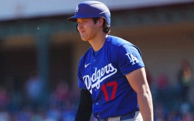 大谷翔平ヒヤリ→弾丸打球を“神回避”　ド軍キムも心配そう…起き上がりチラリ