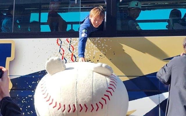 オリックス・宮城大弥が侍応援マスコットにメロメロ…バスの窓から乗り出しハイタッチで笑顔