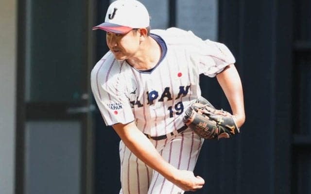 菅野智之に侍ナイン熱視線　井端監督＆大勢らブルペン集結…ダルビッシュと談笑も