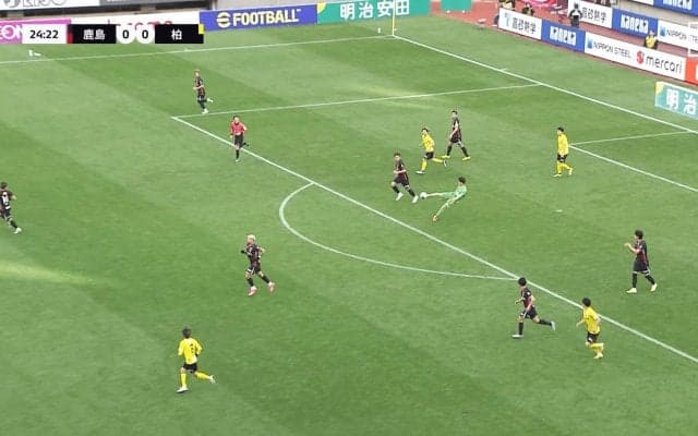 「また神に近づいた…」鹿島最強GKの“ありえない切り替え”にファン衝撃！PKキャッチ→60m超絶パントキック「レベル高すぎ」