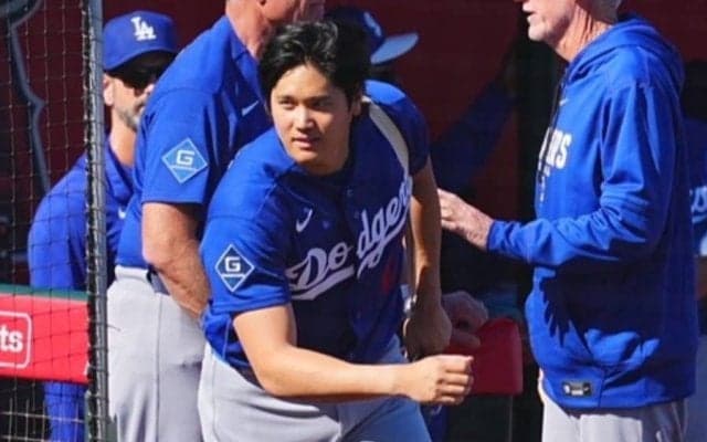 大谷翔平がガッチリハグしたかつての“相棒”　現役引退→古巣へ電撃復帰、念願の再会