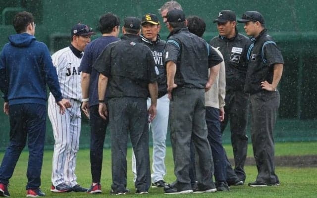 侍J強化試合、大雨で試合中断　ファン一斉退散…4回までに大量8得点も