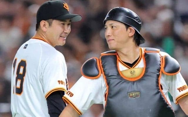 感涙「スガコバ」2ショット！菅野智之が巨人2軍キャンプを訪問　小林誠司「WBC、智之らしく最高のパフォーマンスを！」