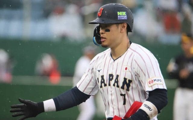 侍の四番・佐藤輝明が3安打5打点！初実戦で貫禄の長打2本｢バットはしっかり振れている｣