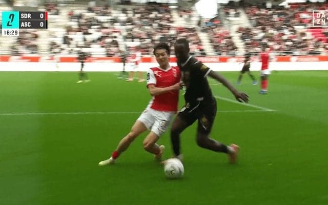 「フィジカル強っ！」中村敬斗、大型DFにデュエル勝利→急加速ドリブルでイエロー誘発「体の入れ方うまい」ファン称賛