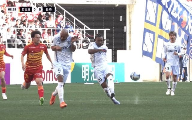 「なんじゃこりゃー！」長崎10番の“50m級ロングシュート”が「弾道いかつ」「ロベカルみたい」“悪魔の左足”にSNS騒然