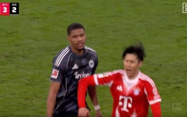 場内騒然！伊藤洋輝が突然倒れた… 相手選手がブチギレ「何してんだよ！」“謎タックル”で吹っ飛ばされる「負けててダサい」