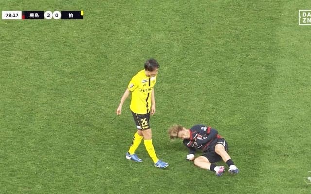スタジアム騒然！「大根役者」鹿島MFの“したたかな時間稼ぎ”「じゃれてただけw」「ふてぶてしいねー」元同僚に小突かれ大げさ転倒の茶番劇