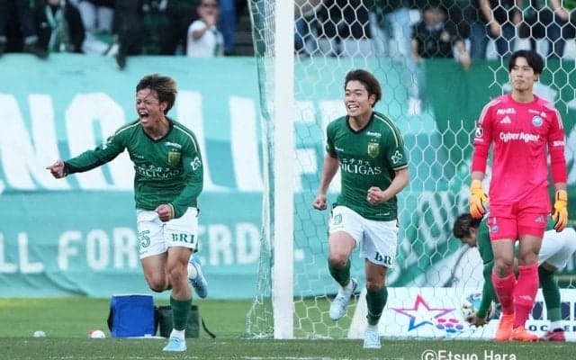 激戦“東京クラシック”は東京Vが2点差を追い付いてのPK勝ち！｢勝点2を失った試合｣｢僕が言うと退場になっちゃうから｣試合後の両指揮官の言葉に何を感じる？
